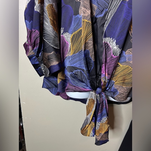 Chicos Woman’s Abstract Print Tie Front Top Size XL 3 Purple Satiny Split Neck - Picture 6 of 12